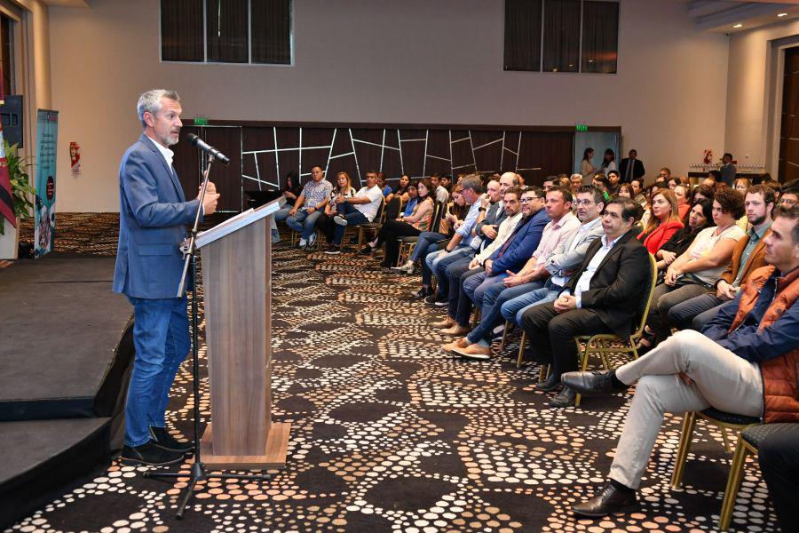 9976-el-ministro-penia-durante-el-acto-de-entrega-de-certificados-a-trabajadores-gastronomicos