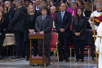 javier-milei-en-el-vaticano-junto-a-su-hermana-XTHSDVEMRBAUTIFDT4HGSS4W3U