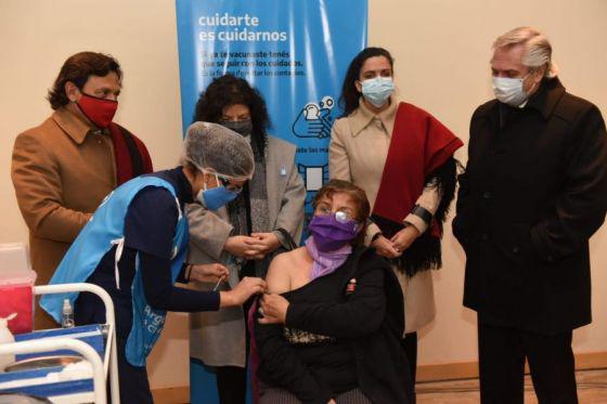 politica-saenz y alberto vacunatorio