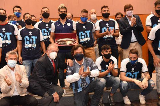 74931-el-gobernador-entrego-un-reconocimiento-a-gimnasia-y-tiro-por-su-ascenso-al-federal-a