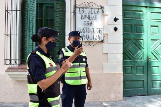 policias-operativo escuela