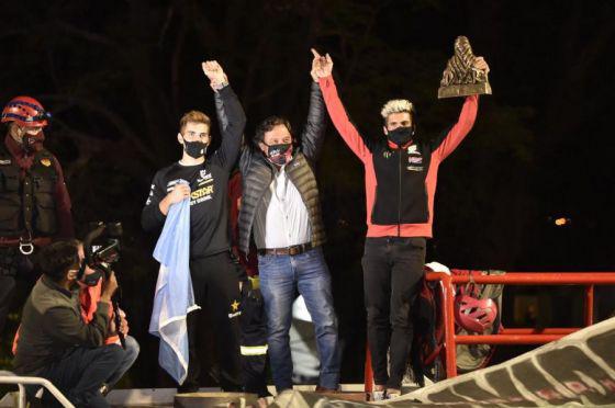 74200-saenz-recibio-a-kevin-benavides-campeon-mundial-del-rally-dakar-2021 (1)