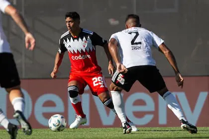 aliendro-controla-pelota-ante-A43AXWXREZDEZEHTTOUKPBTTWM