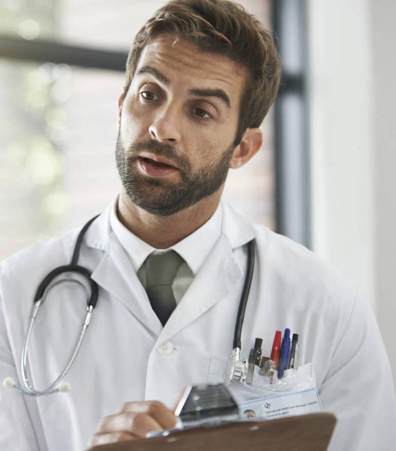 salud-medico atendiendo