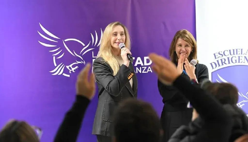 PoliticaKarinaEscuela