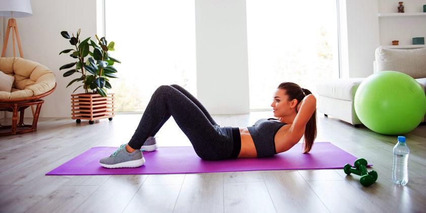 mujer-hace-abdominales